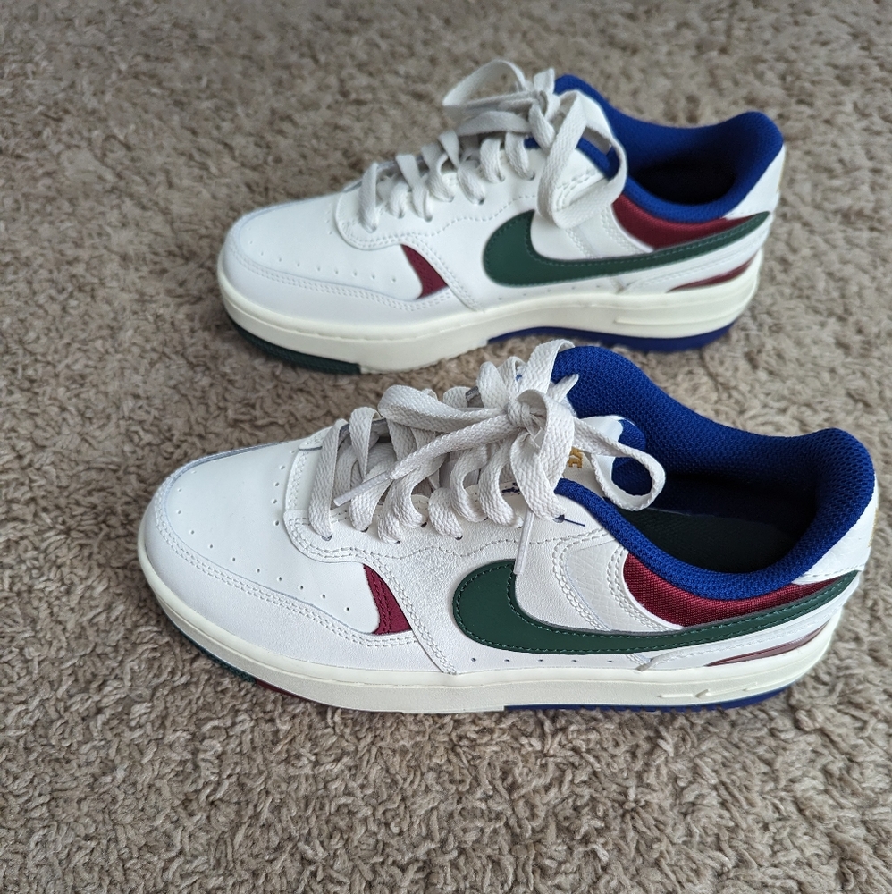 Nike White and Green Sneakers